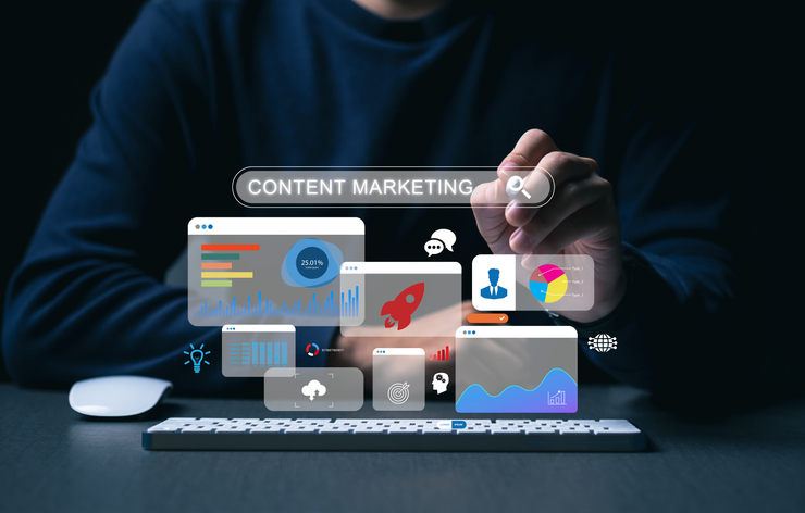Persona interactuando con una pantalla virtual de content marketing que muestra iconos de analítica, redes sociales, cohete, gráficos y herramientas digitales