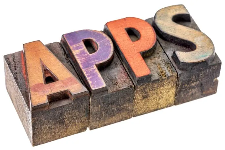 Letras de imprenta en madera formando la palabra APPS, representando el concepto de aplicaciones móviles
