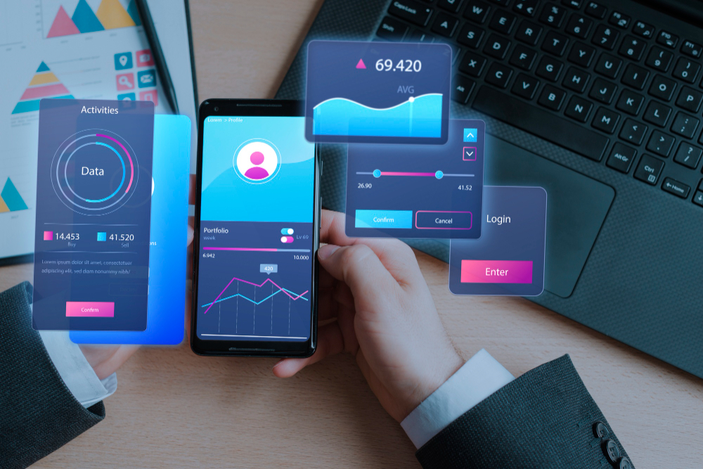 Aplicación móvil personalizada para empresas mostrando paneles de datos, gráficos y gestión de usuario en un smartphone