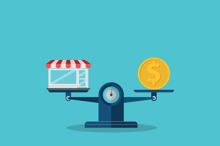 Balanza que compara una tienda física con una moneda de dólar, representando el análisis coste-beneficio de vender online con WooCommerce